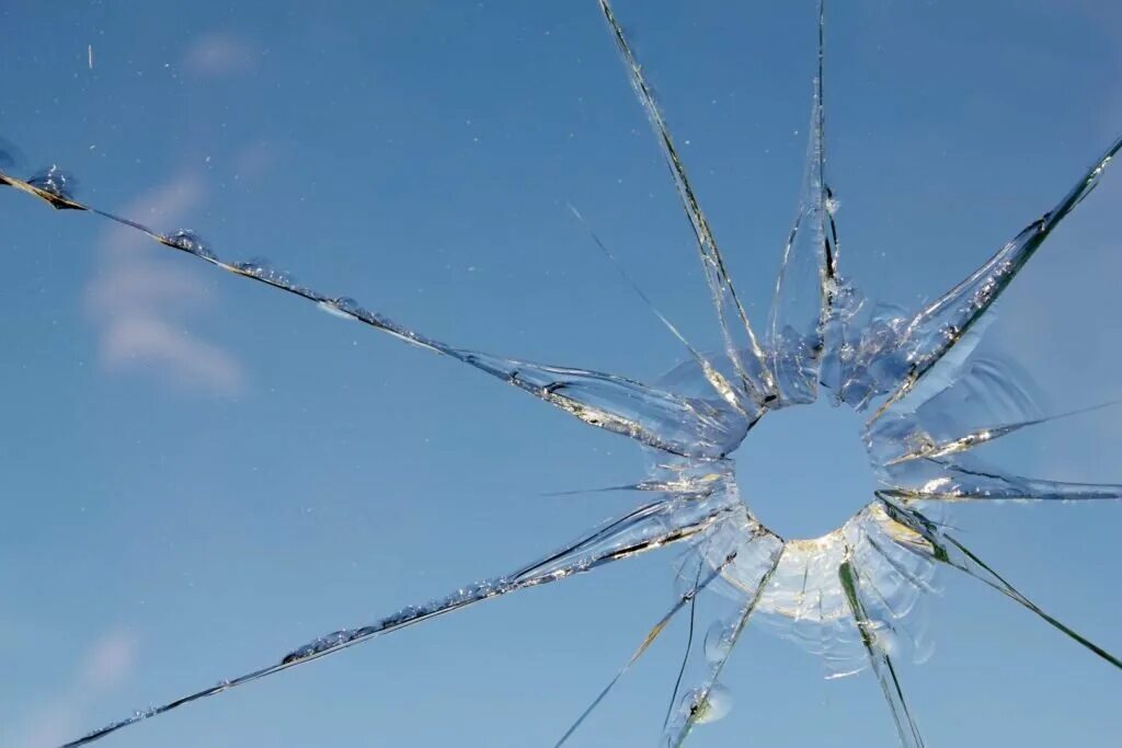 Я как разбитое стекло. Текстура разбитого стекла. Разбить стекло. Трещина на стекле текстура. Разбитое стекло.