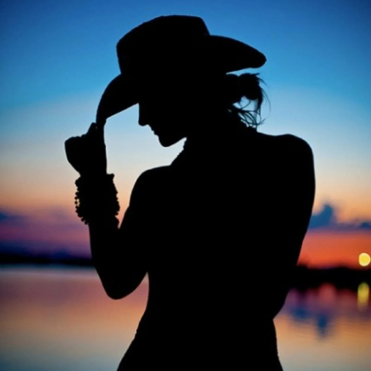 Девушка в шляпке со спины. Женщина в шляпе со спины. Женщина в шляпе со спины. Девушка в шляпе. Женщина в шляпе со спины.