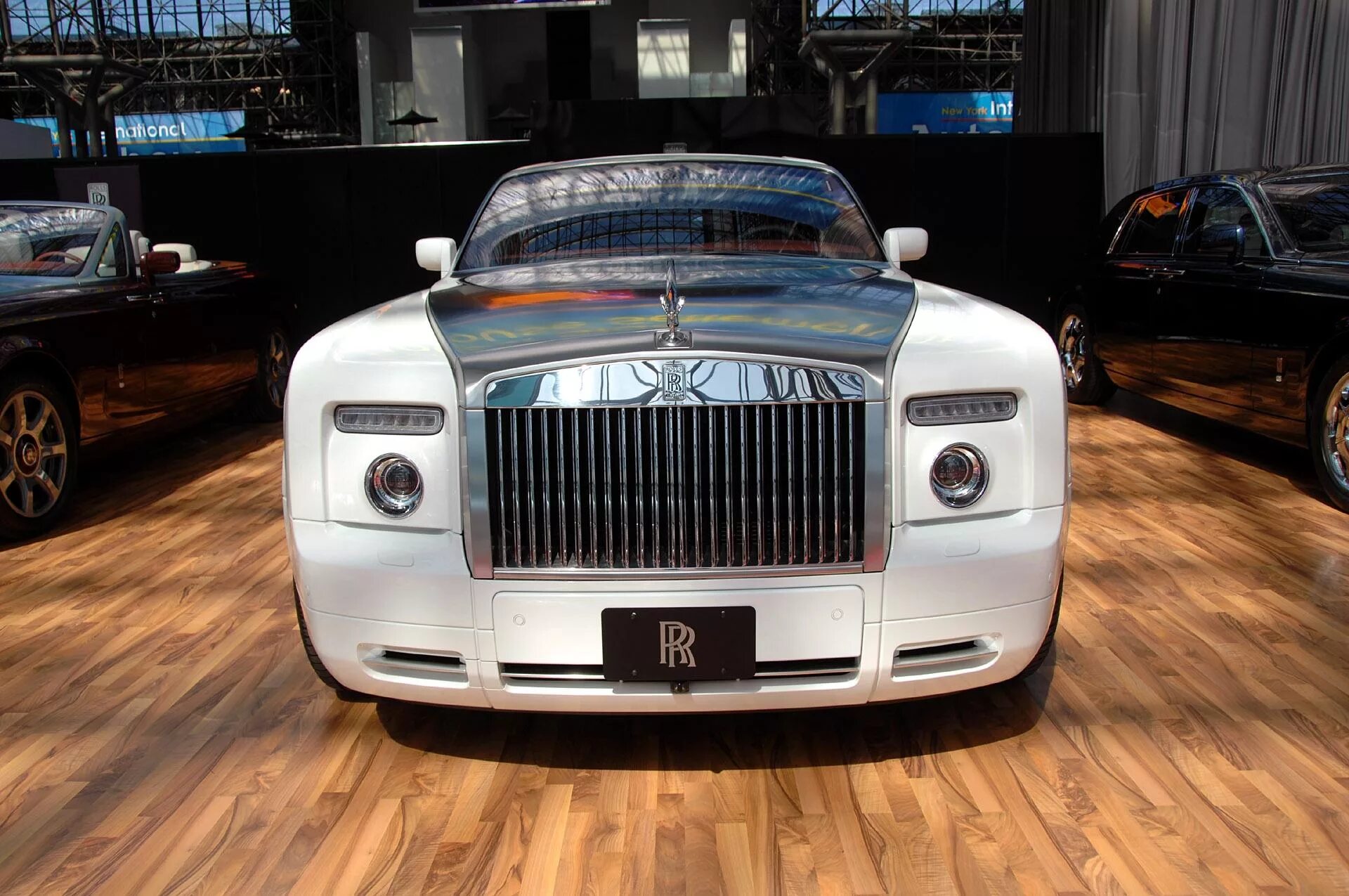 Роллс ройс страна. Машина Роллс Ройс. Rolls Royce машина Rolls Royce. Роллс Ройс 2000. Роллс Ройс 1861.