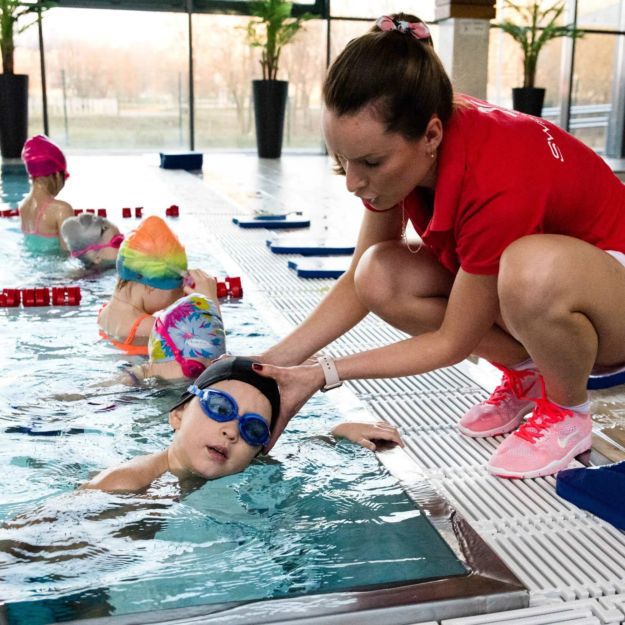 Грудничковый бассейн. Плавание для грудничков. Тренер грудничков вакансии. Грудничковое плавание. Занятия в бассейне для детей.