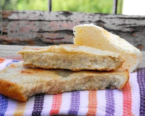 Мчади из кукурузной муки. Грузинская кукурузная мука. Мчади и чвиштари. Грузинская кукурузная мука. Грузинские кукурузные лепешки мчади.