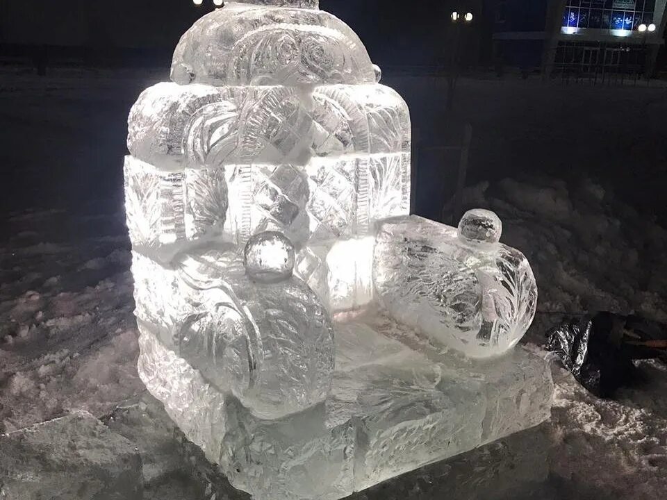 Ядом изо льда. Простые фигуры из льда. несложные ледяные фигуры. резные фигуры из льда. ледяные скульптуры простые.
