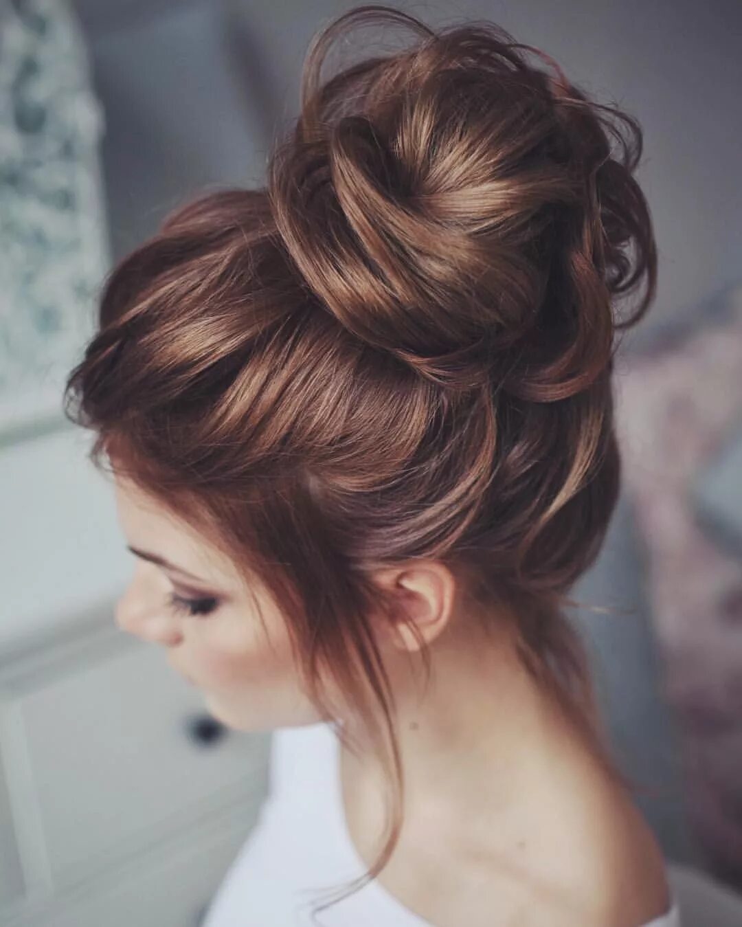 Фото подобранные волосы. Прическа messy bun. Прическа насредне волосы. Причёска пучок на средние волосы. Собранная прическа на длинные волосы.