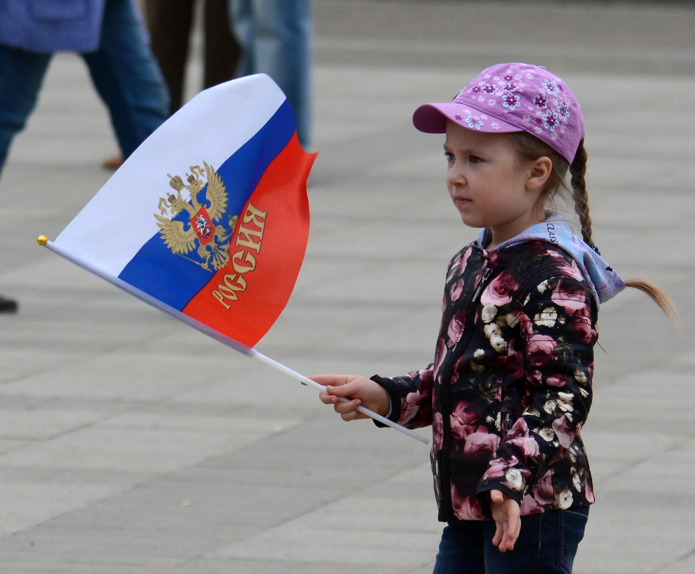 12 июня дети. Дети с флажками России. Дети с российским флагом. Россия для детей. Флаг России для детей.