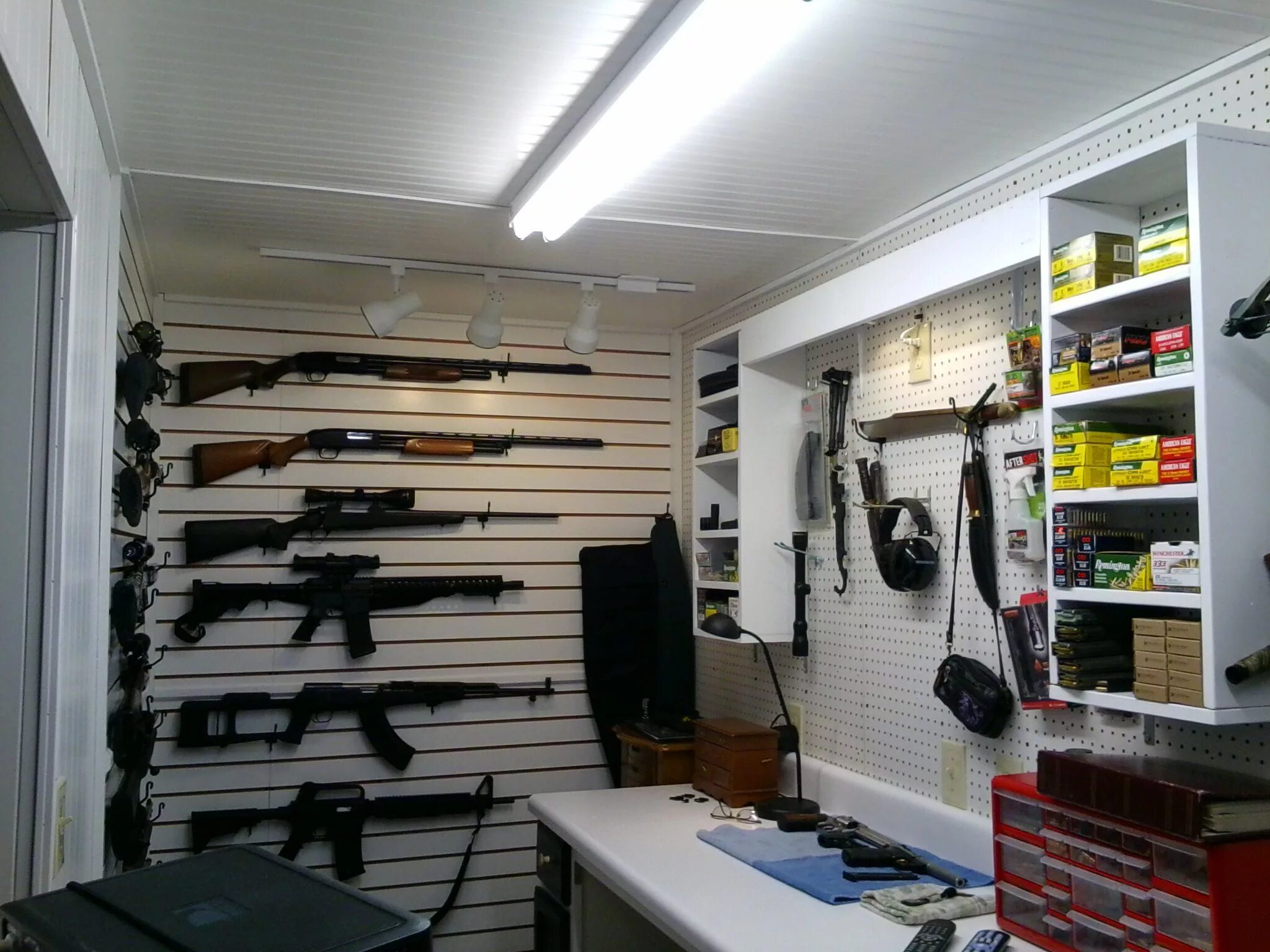 Оснастить оружием. Оборудование лазертаг лазервар. Оружейный подвал на никольской. Оружейная комната. Оружейная комната.