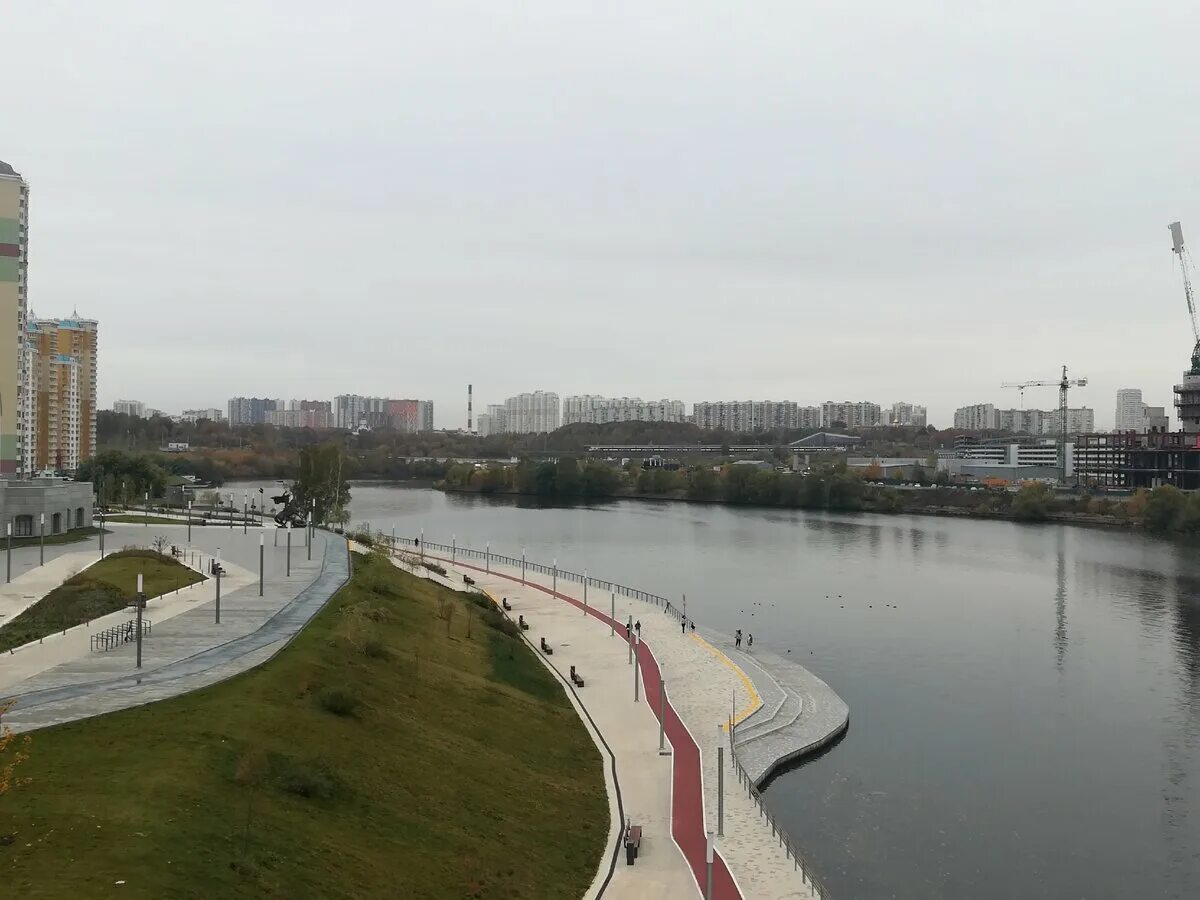 Саввинская набережная москва. Парк зарчдье папчщий мост. Москва метро набережная. Павшинская пойма набережная москва река мост. Набережная москва.