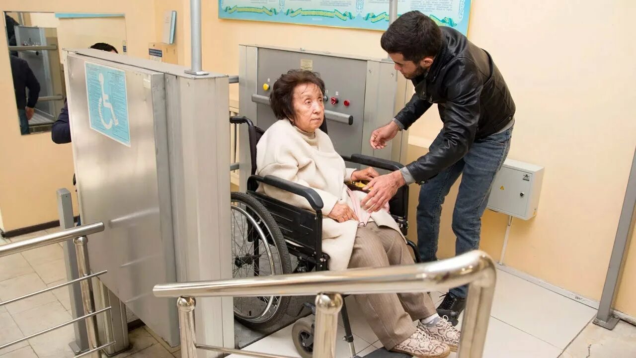 Люди с инвалидностью. Средства реабилитации для инвалидов. Инвалид колясочник. Люди с ограниченными способностями. Инвалидность рк.