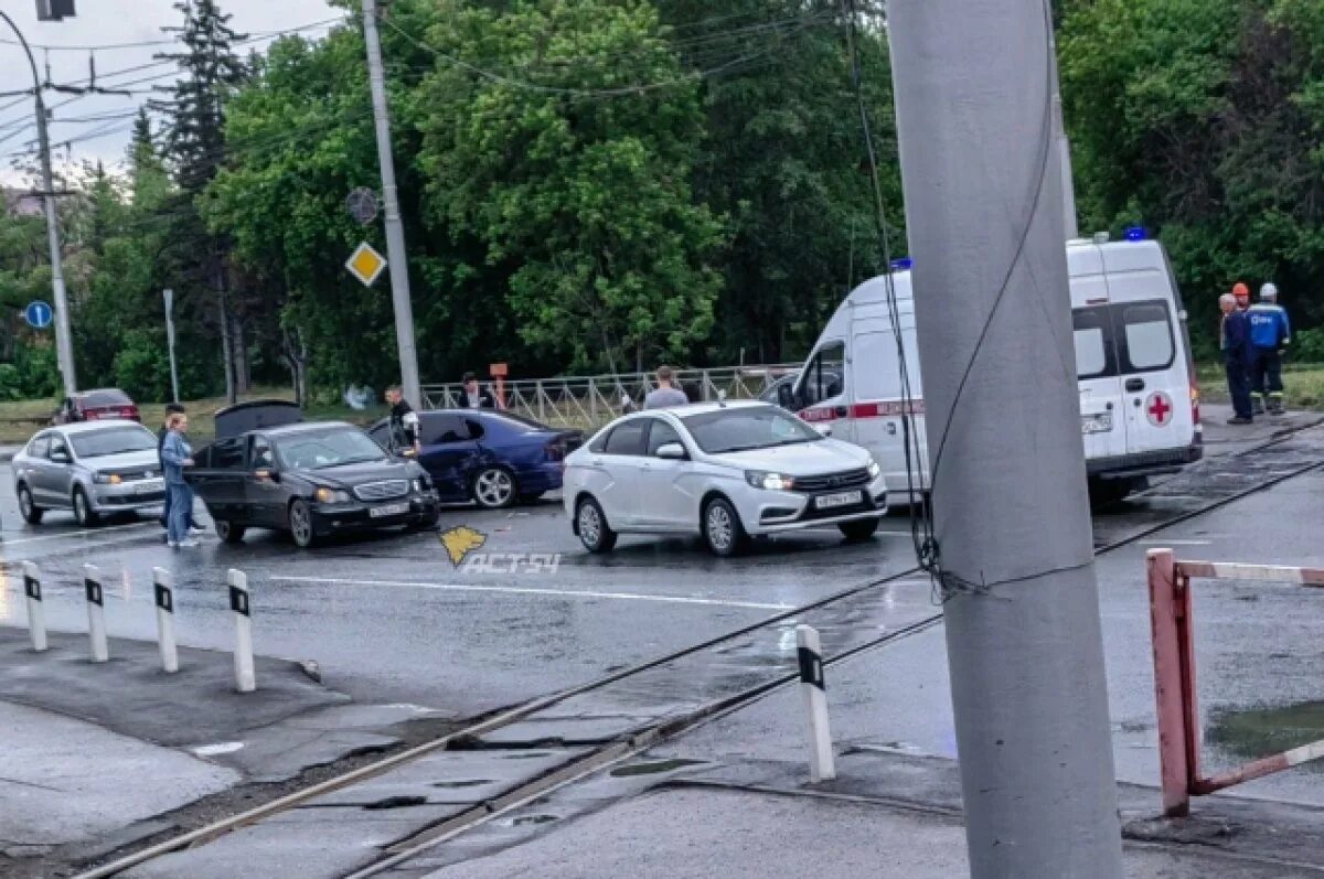 Аварии в омске на шестой станционный. Массовое дтп в новосибирске. Пустая фура. Столкнулись три машины. Машина на улице.