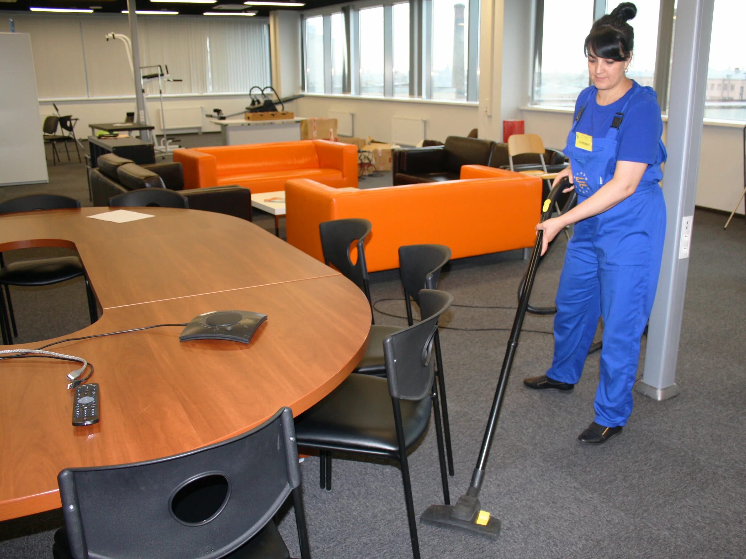 Уборщица в офисе. Уборка офиса спб. Клининг офиса. Уборка офиса. Уборка офисов клининг.