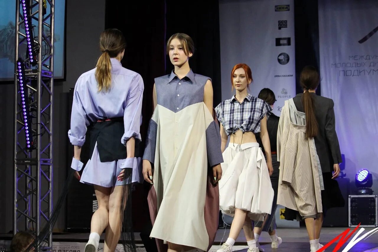 Салон подиум. Подиум магазин одежды. Коллекции одежды современных дизайнеров. Podium старовалынская. Подиум старый.