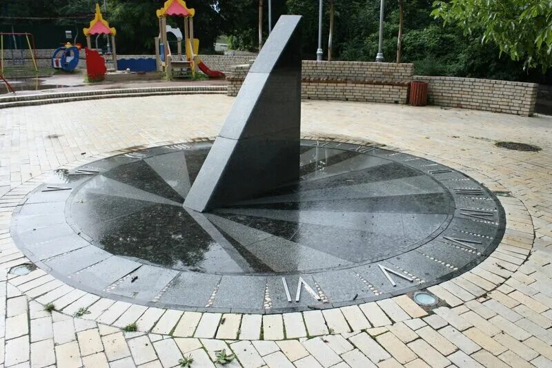 Солнечные часы эпох. Зачарованных солнечных часов. Гномоны в древнем египте. Зачарованных солнечных часов. Солнечные часы из камней тбилиси.