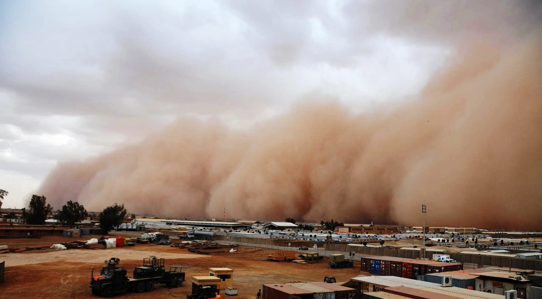 Пыльный город где то. Самум Песчаная буря. Песчаная буря в Ираке. Песчаная буря Оман. Климат ОАЭ Песчаная буря.