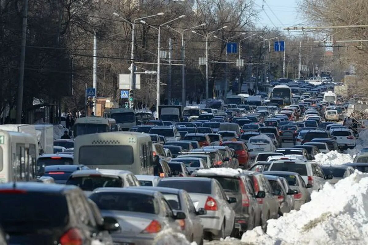 То сейчас на дорогах. Затор в Ростове. Дороги на Ростов в пробках. Автомобильная пробка зимой. Пробка на дороге Ростов.