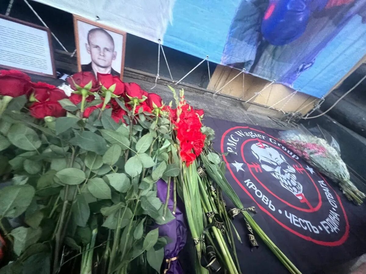 Памятник пришлжину и уткину. Стихийный мемориал в ростове на дону. Стихийный мемориал в ростове на дону. Стихийный мемориал в ростове на дону. Стихийный мемориал в ростове на дону.