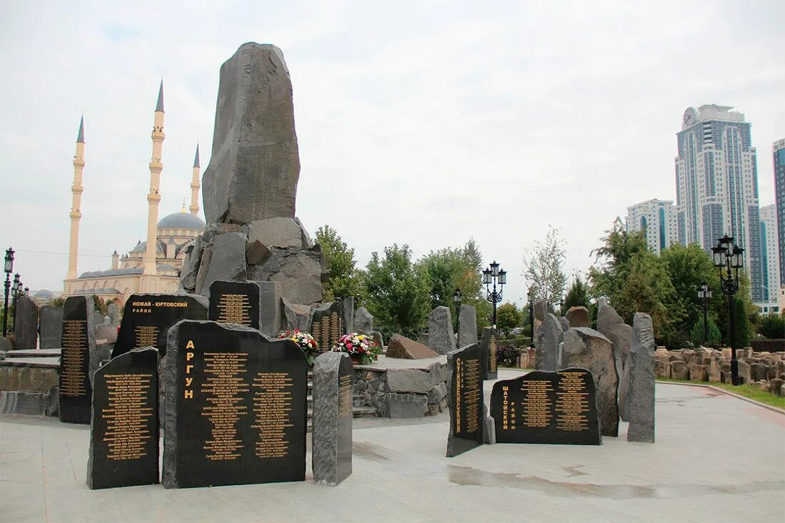 Кадырова. Город грозный памятники. Мемориал памяти погибшим борцам с терроризмом. Памятник гикало в грозном. Мемориал в чечне.