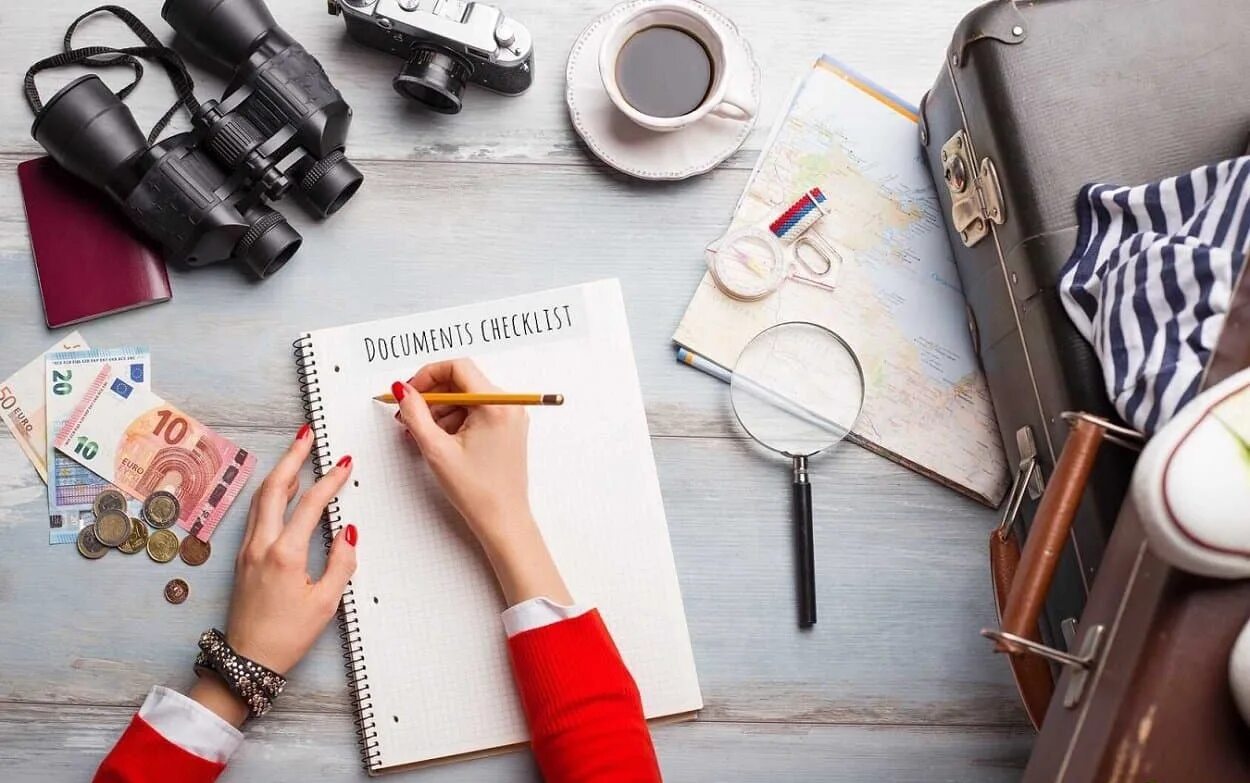 Отпуск. Надпись путешествие. Человек работает летом. Travel time to work. Девушка турист.