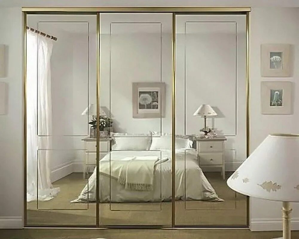 Шкаф купе дизайн зеркал. Шкаф с зеркалом в спальню. Шкаф с зеркальными дверцами. Зеркальный шкаф в спальне. Шкаф-купе в спальню.