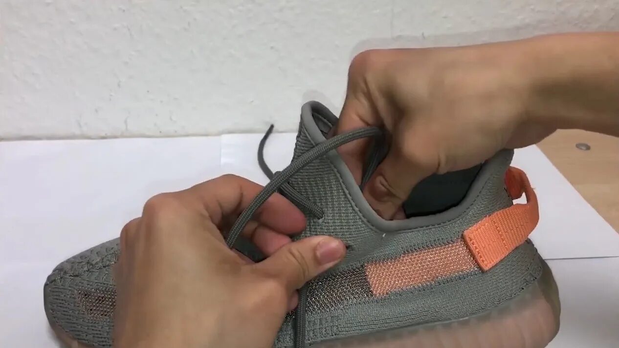 Как зашнуровать изи. Шнуровка adidas yeezy boost 350. шнуровка kaws на yeezy boost 350. easy boost шнуровка шнуровка. шнуровка изиков 350.