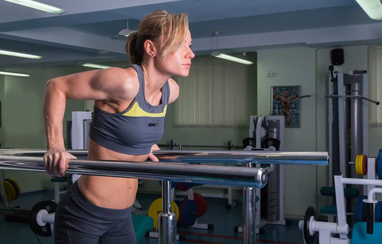 Занятия в зале. Мужчина в зале. Тренажерный зал для женщин. Занятия в тренажерном зале. Мужчина со штангой.