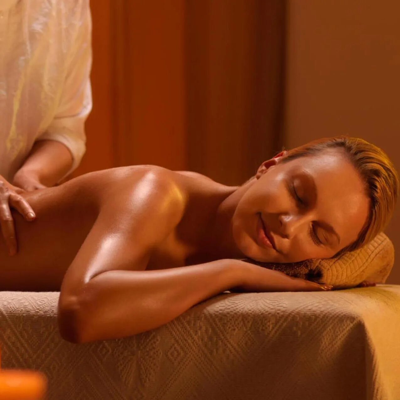 Массаж для женщин. Девушка в спа салоне. Салон массажа. Интерьер массажного кабинета. Массаж девушка девушке комната.