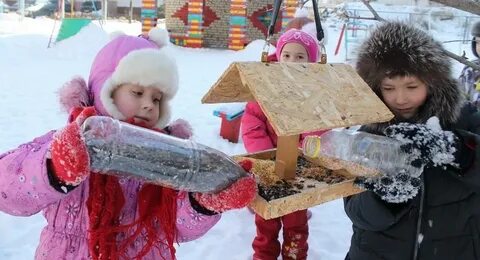 Ребята смастерили кормушки
