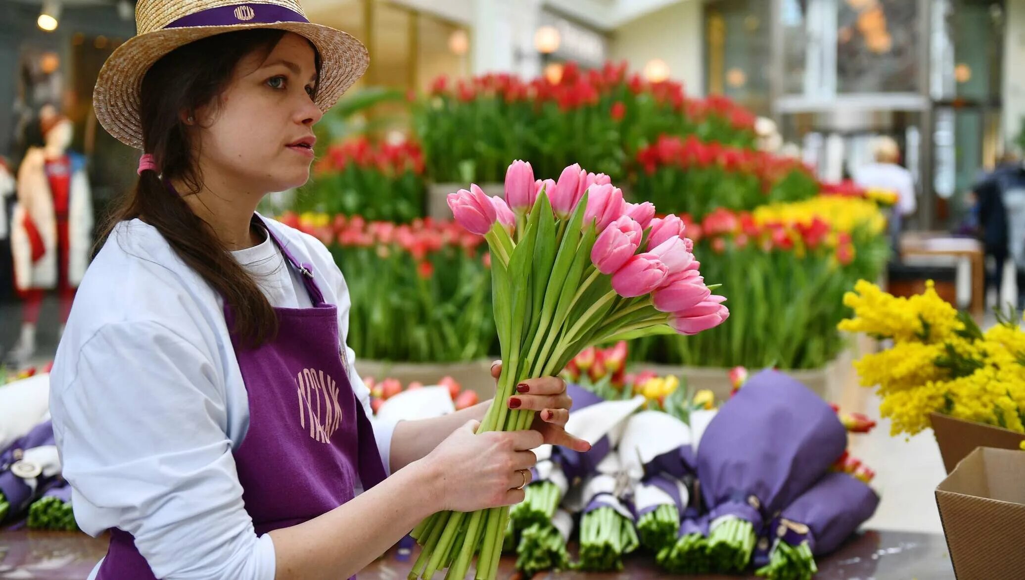 День флориста в россии. Приглашаем флористов. Требуется продавец цветов. Консультант в цветочный магазин форма. Флорист москва ежедневная оплата.