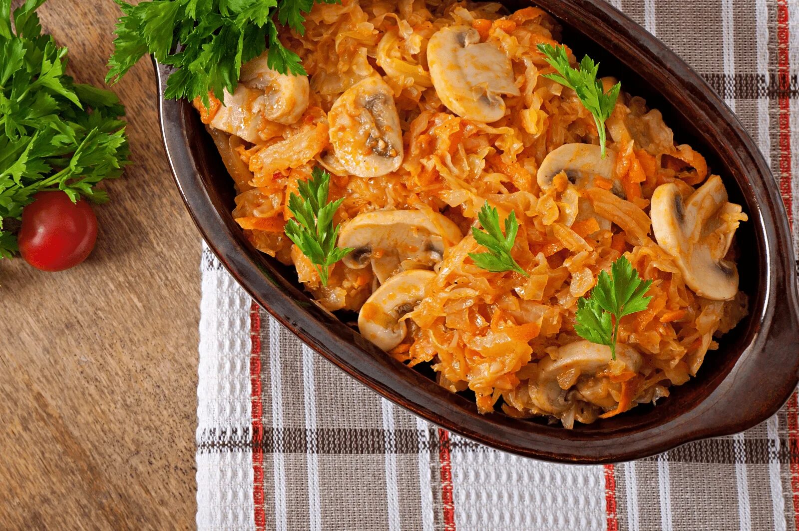 Тушеная капуста с грибами. Бигус с говядиной. Капуста с грибами тушеная на сковороде. Капуста с грибами тушеная на сковороде. Тушеная капуста бархатная.