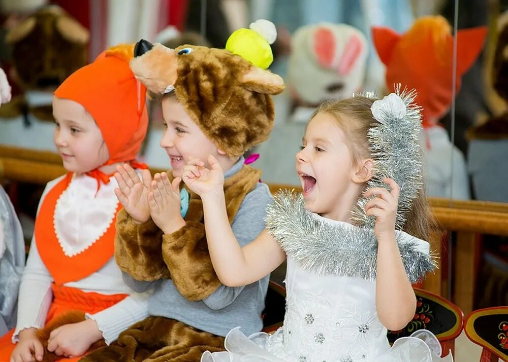 Новый год дети. Детские праздники в новогодние каникулы. Детская елка. Новогодняя елка для детей. Новый год дети.