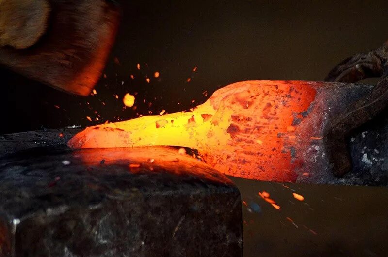 Цвет пламени алюминия. Горение магния в кислороде. Металл горит белым пламенем. Металл горит белым пламенем. Молот наковальня огонь.