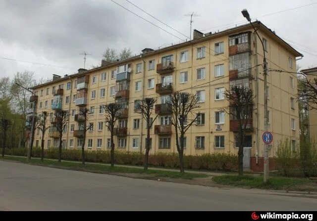 Проспект победы дом 122. Победы 109 череповец двор. Череповец многоэтажки. Пр победы 122 череповец граффити. Граффити поэтов.