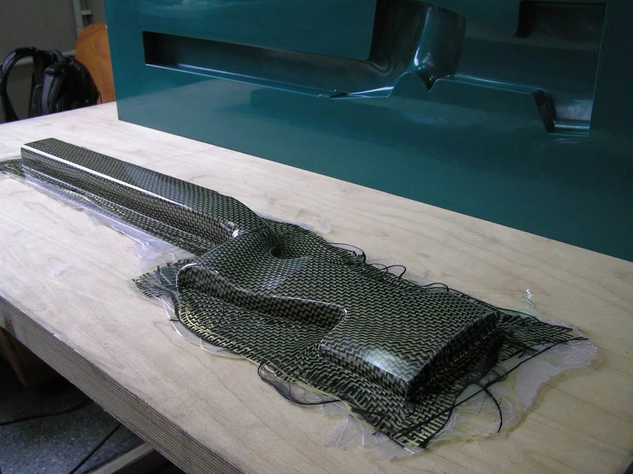 Carbon fiber twill. как сделать угле пластик. изделия из карбона. как сделать угле пластик. углепластик карбон кубсаты.