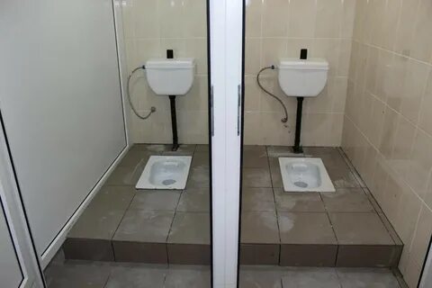 Унитаз в полу для общественных