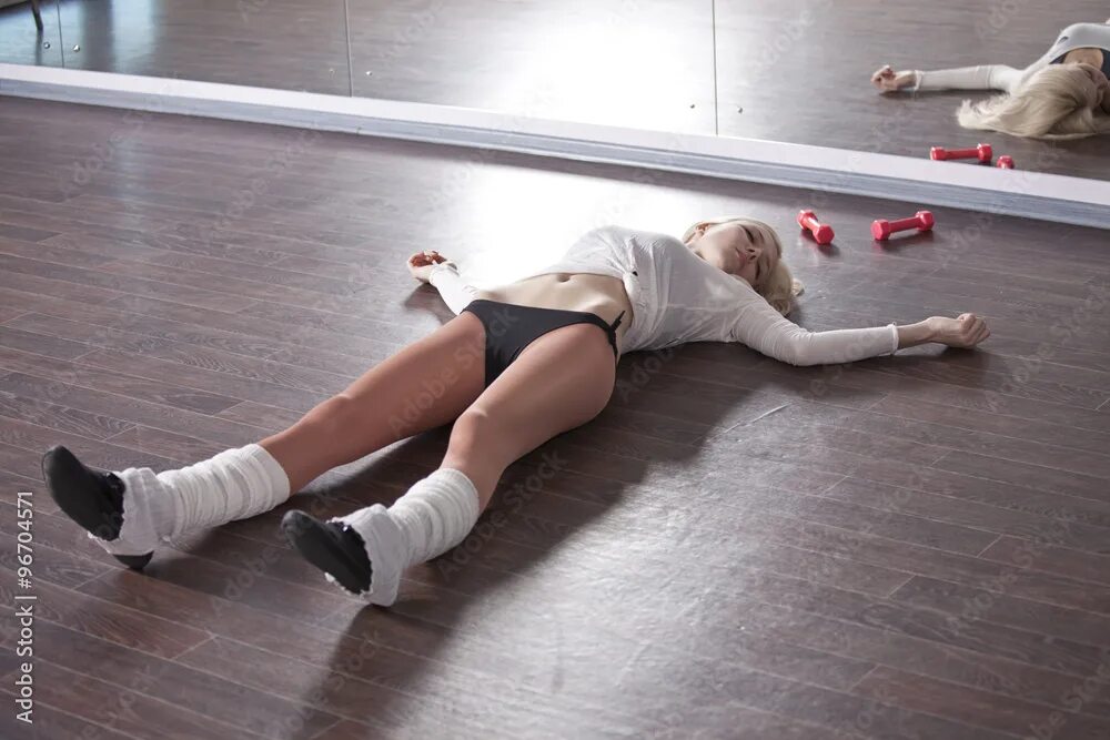 On the floor lythx jesp. Женщина валяется на полу. Woman lying on floor. Фотосессия на полу. Crime scene imitation lifeless трупы.