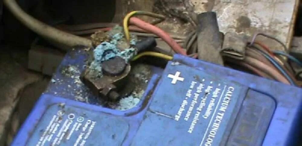 Севший аккумулятор автомобиля. Заводится как будто севший аккумулятор. Заводится как будто севший аккумулятор. Разрядился акб. Как завести машину с севшим аккумулятором.