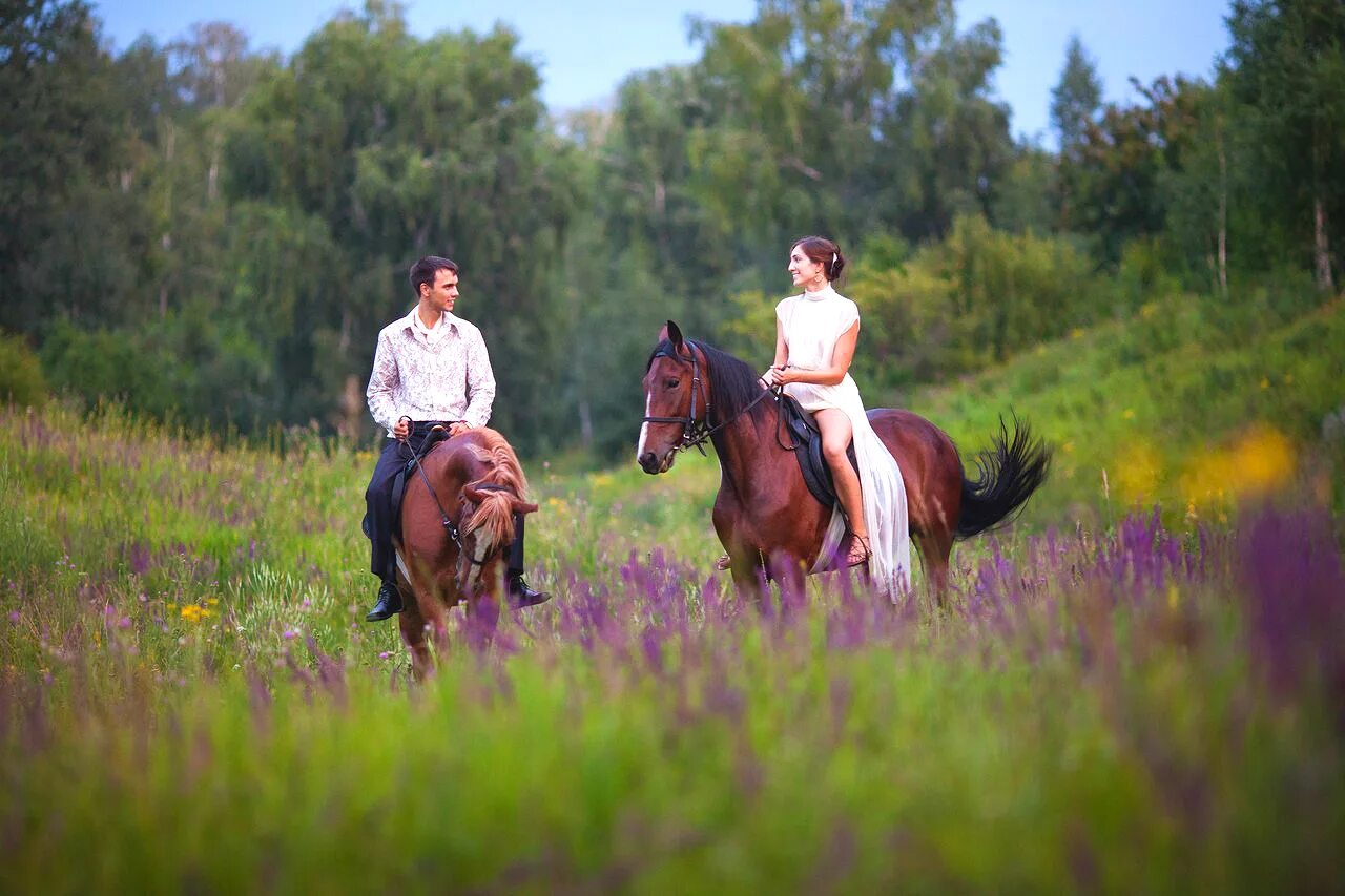 Девушки катаются на лошадях. Прогулка на конях. Фотосессия с лошадьми. Катание на лошадях. Романтическая прогулка на лошадях.