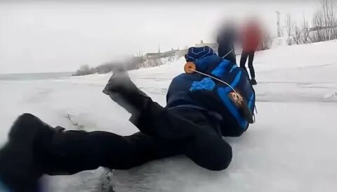 Мальчик под лед