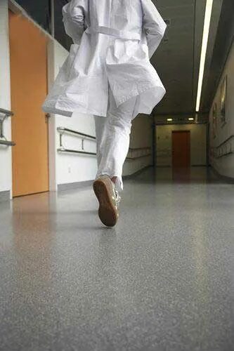 Медики бегут. На каталке в операционную. Сбежавший доктор. Сбежавший доктор. Врач убегает.