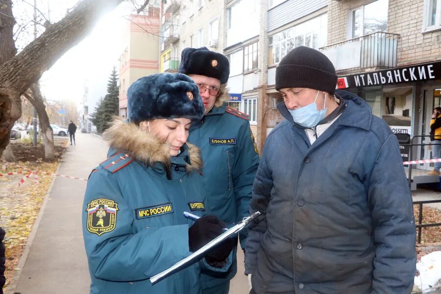 Фото МЧСНИКОВ на рабочем месте. МЧС Омск. Толстый МЧСОВЕЦ. МЧС В Ногинске прибыло на место. 10 ноября рабочий