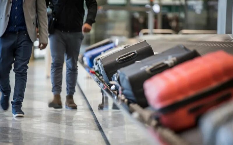Задний багаж. Без багажа. путешествие без багажа. hand luggage в аэропорту. путешествие с багажом.