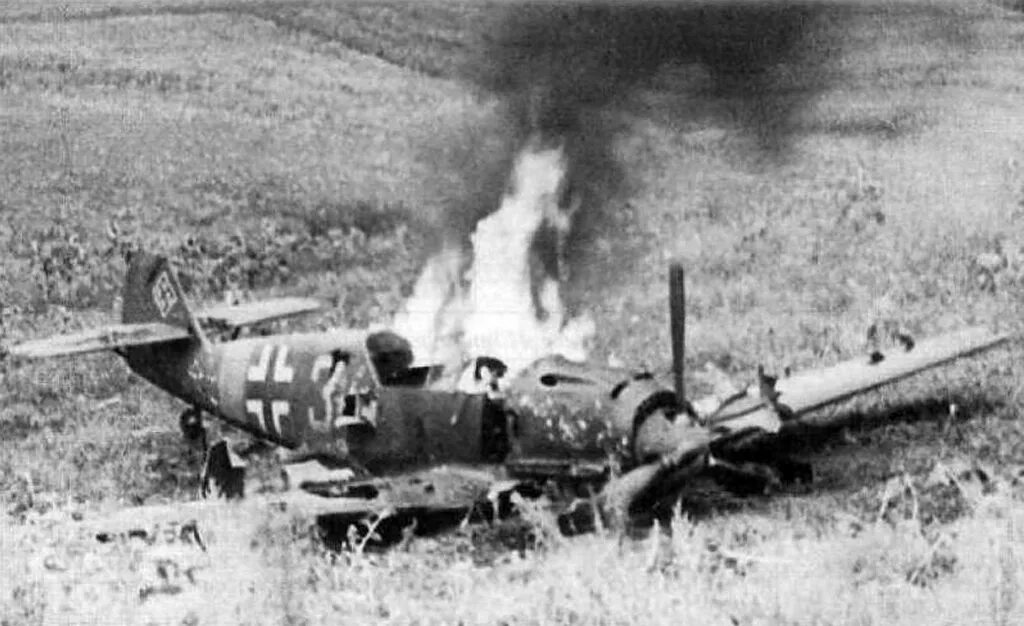 воздушный бой советские самолеты вов 1941-1945. подбитый самолет. сбитом в воздушных боях самолете. подбитый советский самолет вов. сбитом в воздушных боях самолете.