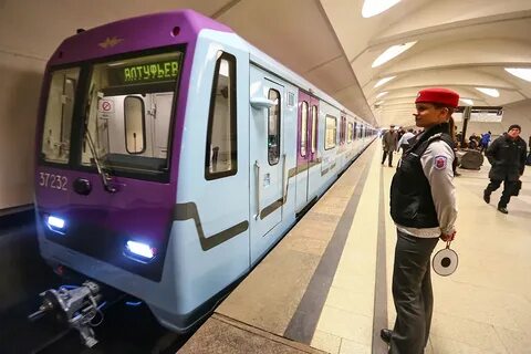 Метро московская поезд