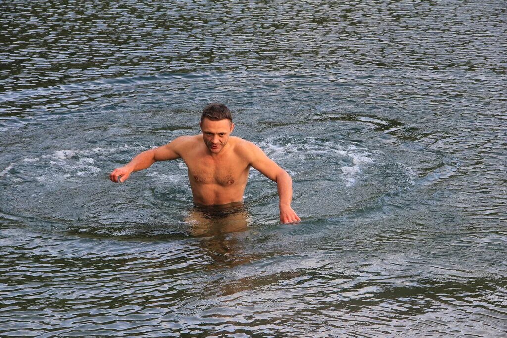 купаться в реке. озеро молодых людей. купание на речке. человек на берегу реки. парень на берегу реки.