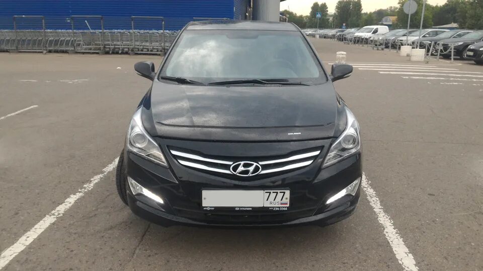 Дефлектор капота Hyundai Solaris 2015. Дефлектор капота Солярис 1. Дефлектор на капот Хендай Солярис 2015 года. Дефлектор капота Хендай Солярис 2016.