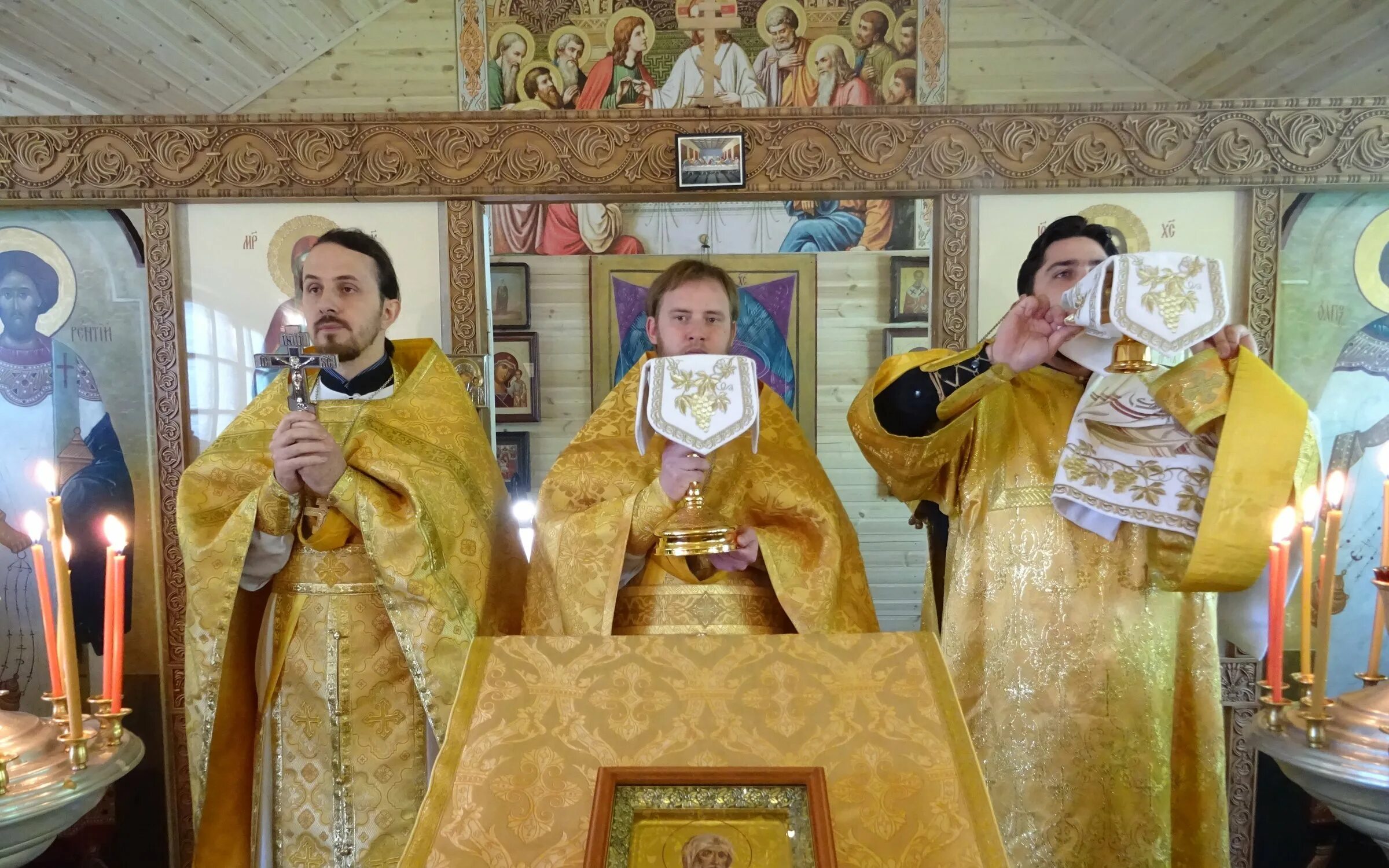 Южное тушино церковь ермогена. Храм священномученика ермогена в тушино. Храм ермогена в тушино. Расписание служб в храме сегодня ермогена в тушино в москве. Храм ермогена москва.