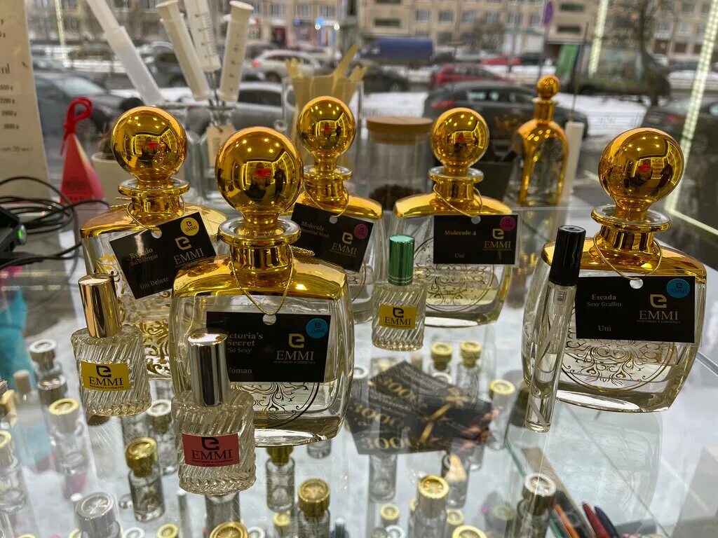 Оригиналы духов в спб. Emmi Perfumery Cosmetics. Emmi парфюмерия. Масляные духи Emmi. Духи Питер.