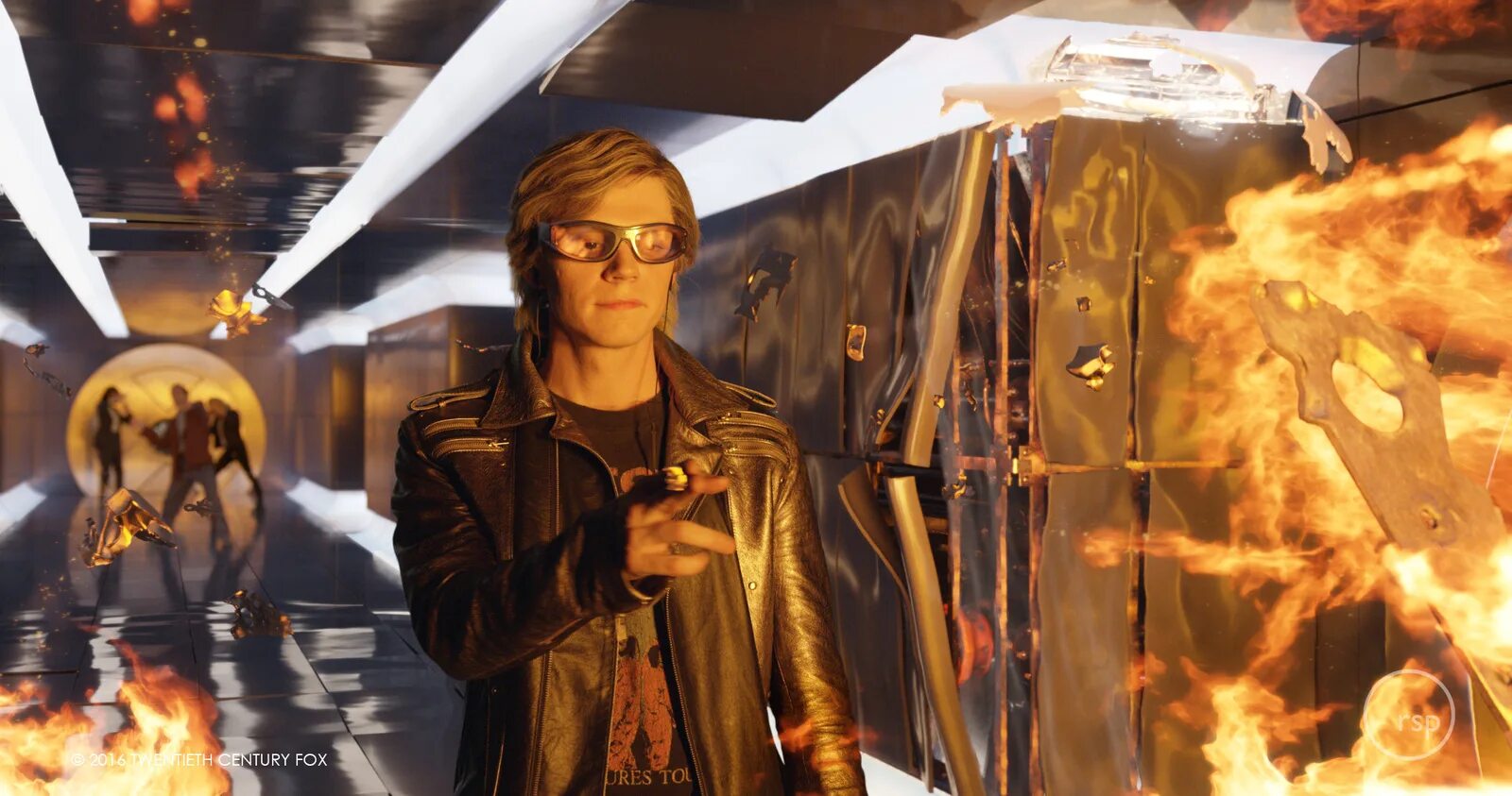 Эван питерс ртуть люди икс апокалипсис. Ртуть марвел люди икс апокалипсис. Люди икс ртуть спасает. Ртуть люди икс фильм. Ртуть люди икс апокалипсис.