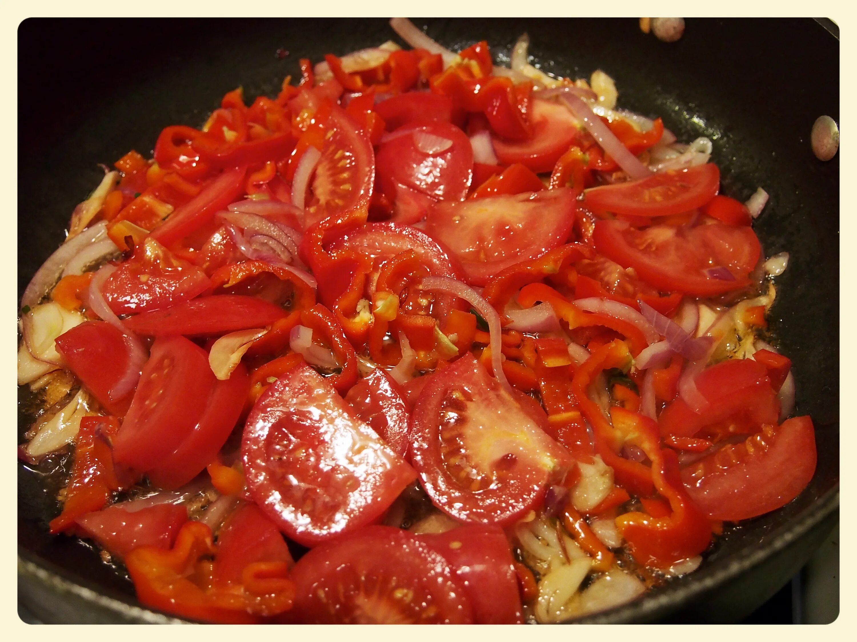 Мясо с луком и помидорами. Помидоры на сковороде. Курица перец болгарский помидоры лук. Обжарить помидоры и перец. Овощи в томатной пасте