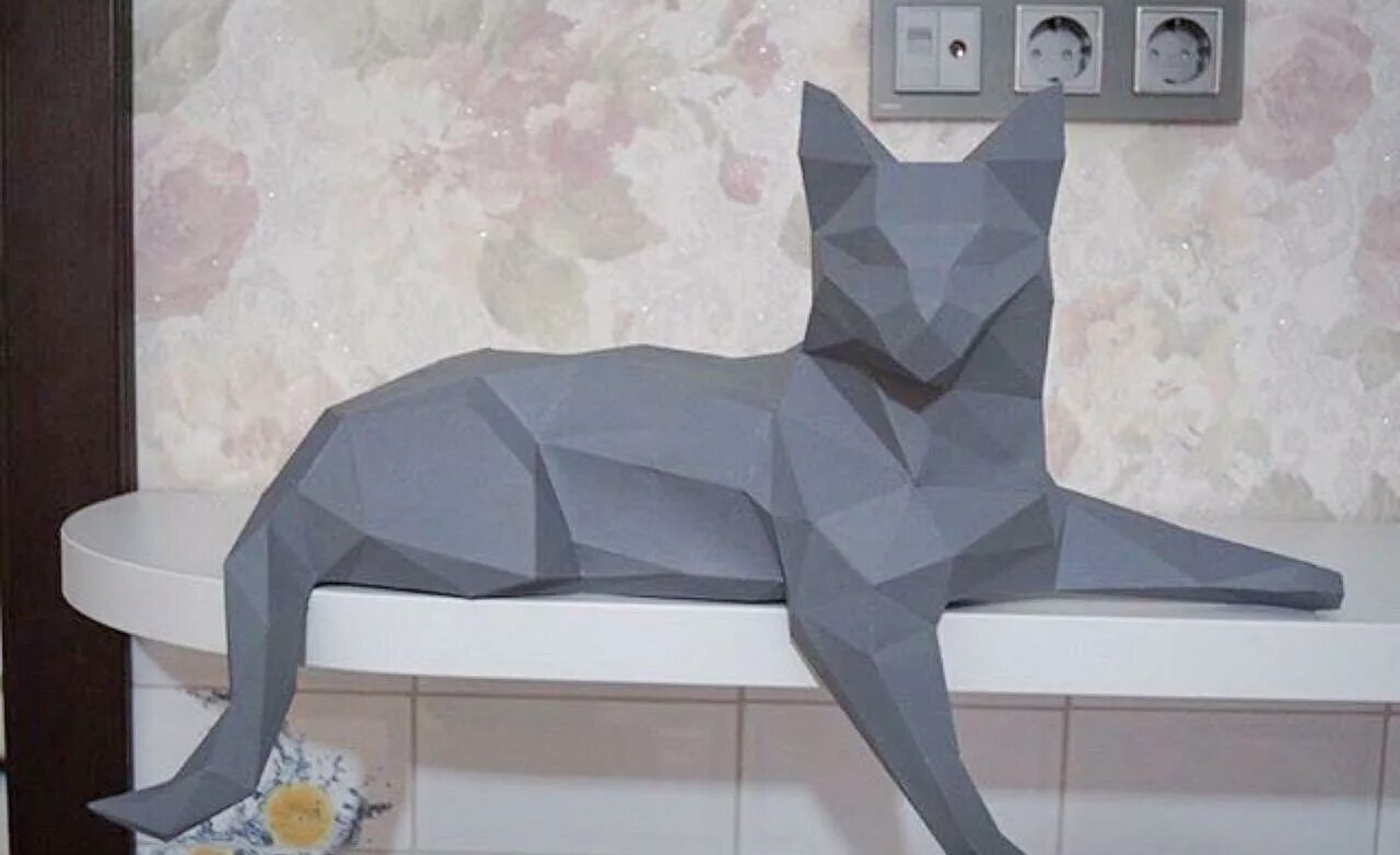 Объемная кошка из бумаги. Полигональные фигуры. Полигональные фигуры кошка. Фигурки из бумаги кошка.