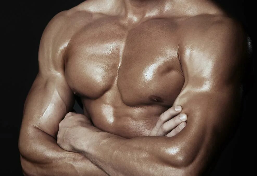 Мускул или мускулов. Мужская грудь. Накаченные грудные мышцы. Грудь мужская мускулистая. Накаченный мужчина руки на груди.