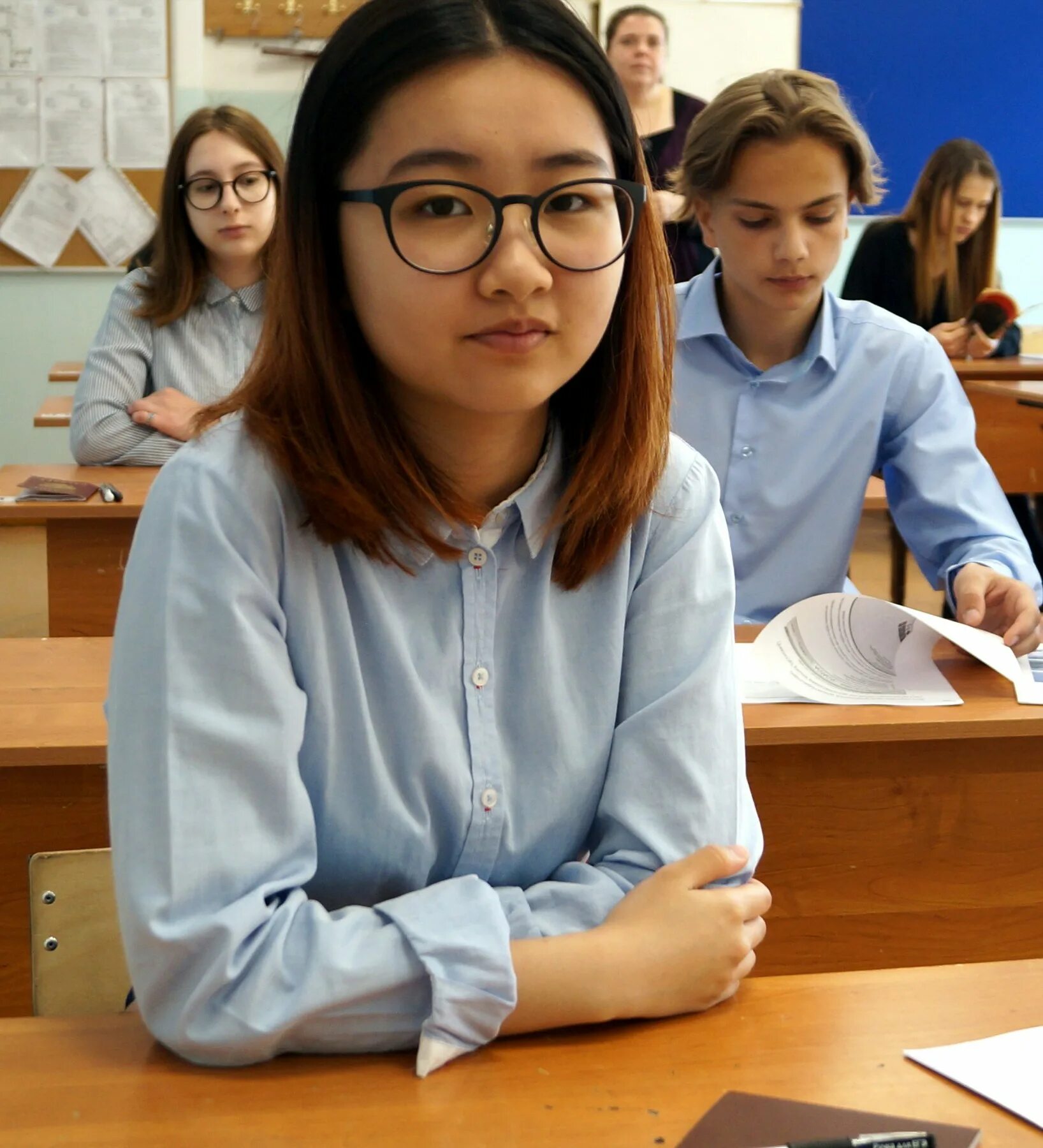 День открытых дверей сгму архангельск 2023. Одежда на выпускной в школе. Девочка за учебой. Girl do homework. Ученица.